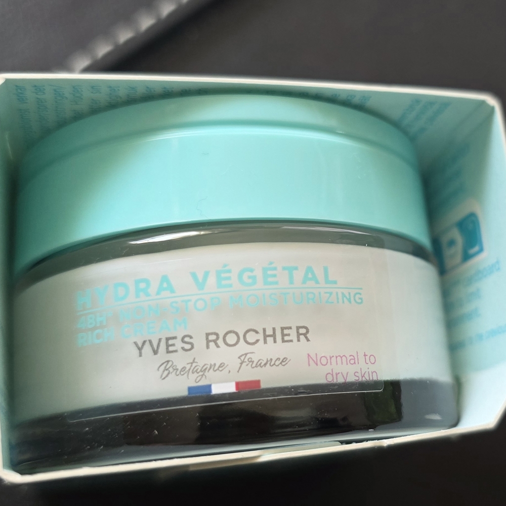 Yves Rocher Hydra Végétal Moisturizing Cream - Turquoise and White